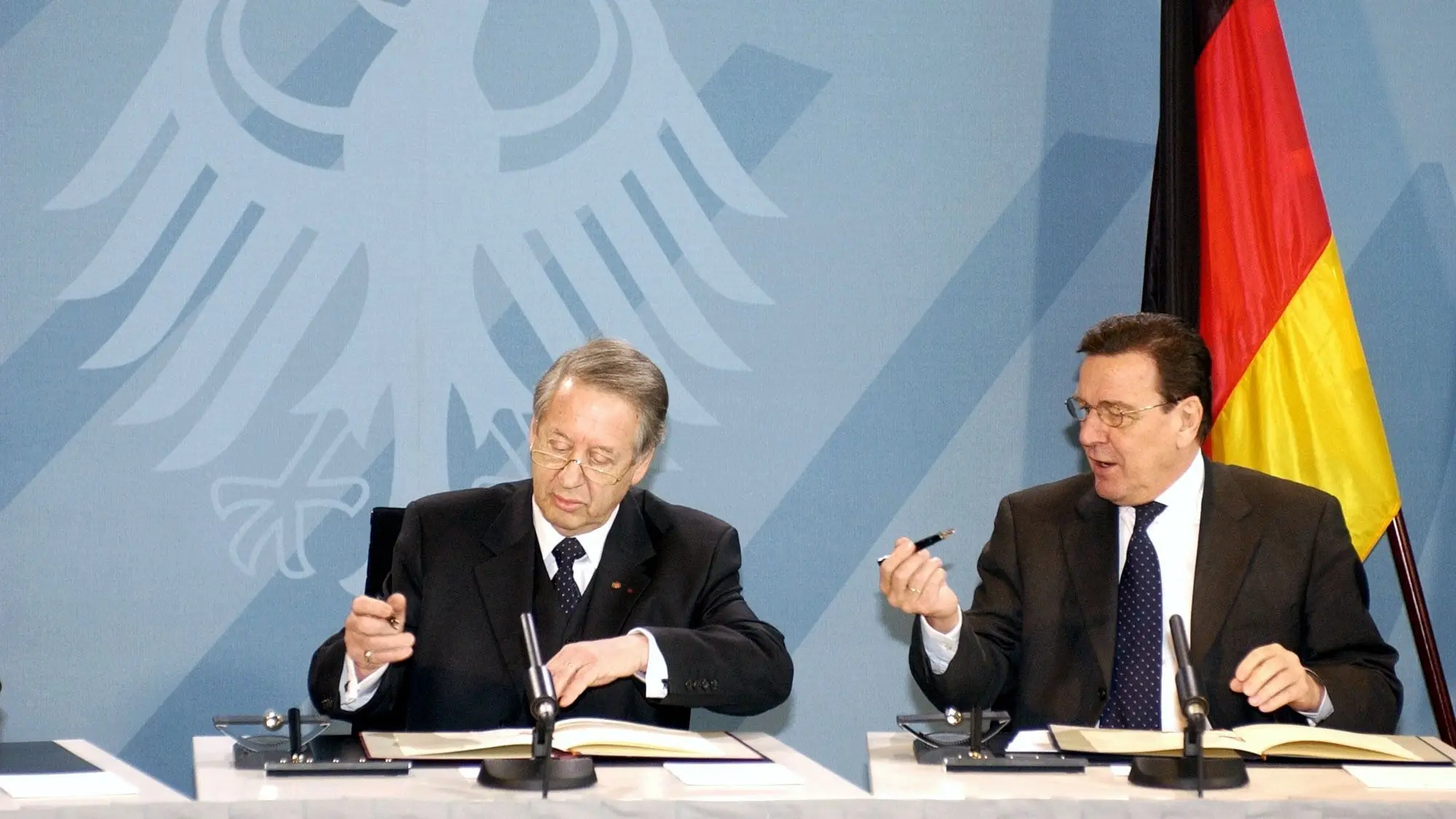 Unterzeichnung Vertrag mit Zentralrat der Juden Gerhard Schröder, Paul Spiegel unterschreiben die Urkunden des Staatsvertrages