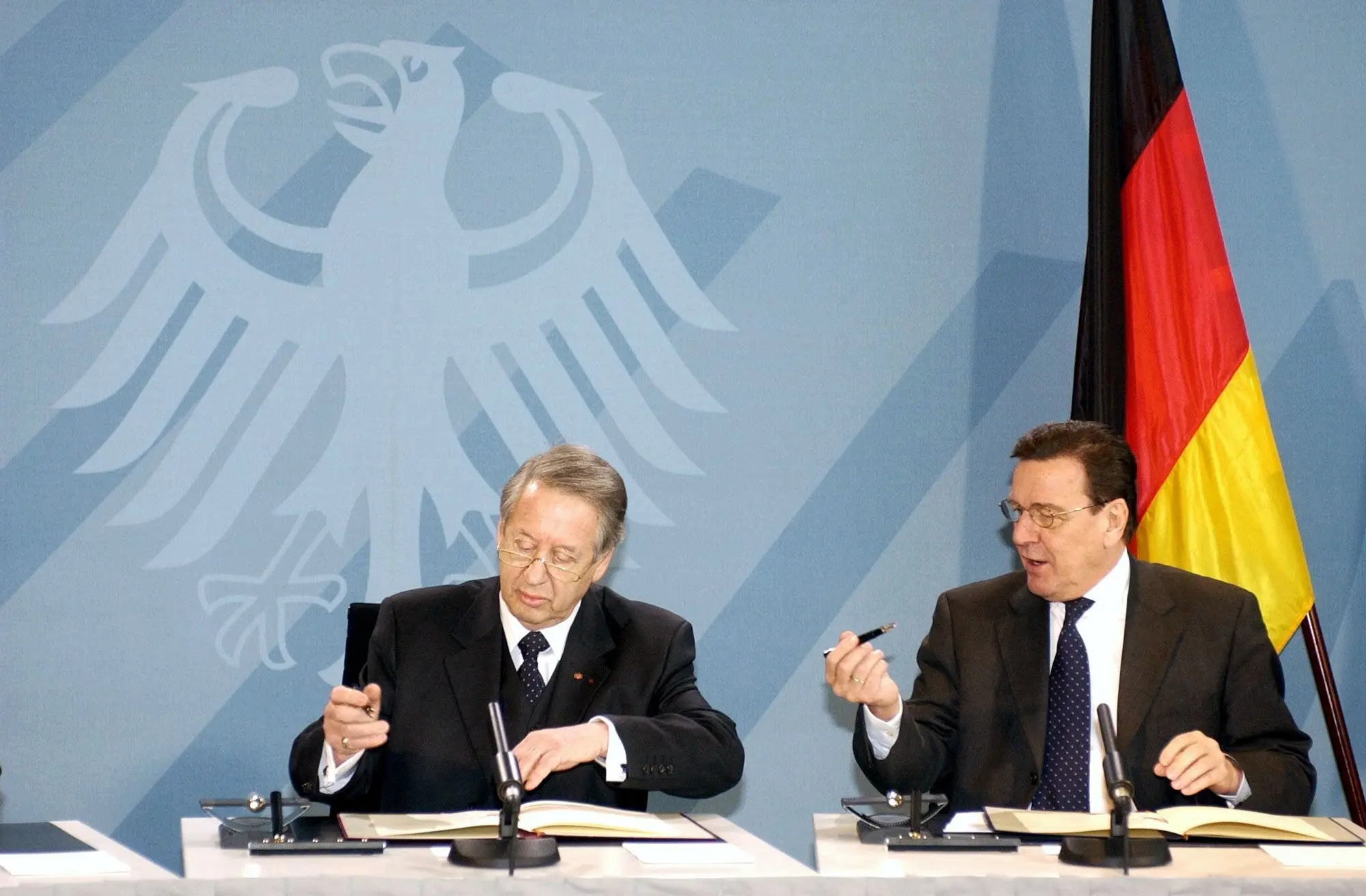 Unterzeichnung Staatsvertrag Gerhard Schröder, Paul Spiegel unterschreiben die Urkunden des Staatsvertrages