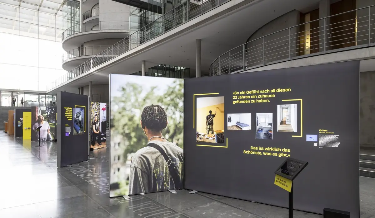 Die Ausstellung in der Halle des Paul-Löbe-Hauses im Bundestag