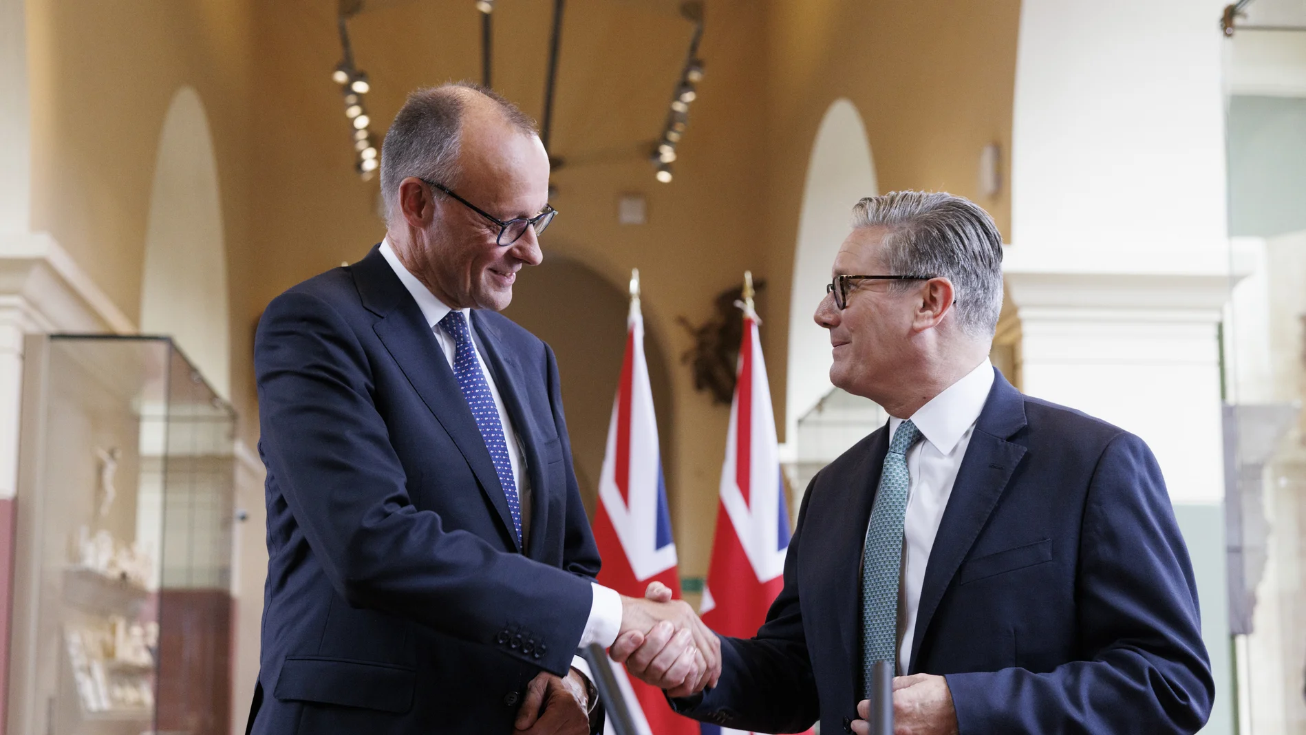 Keir Starmer and Friedrich Merz beim Handschlag