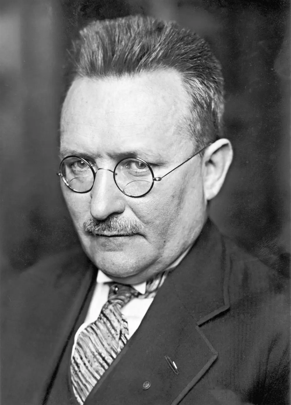 Porträt von Paul Löbe mit Brille