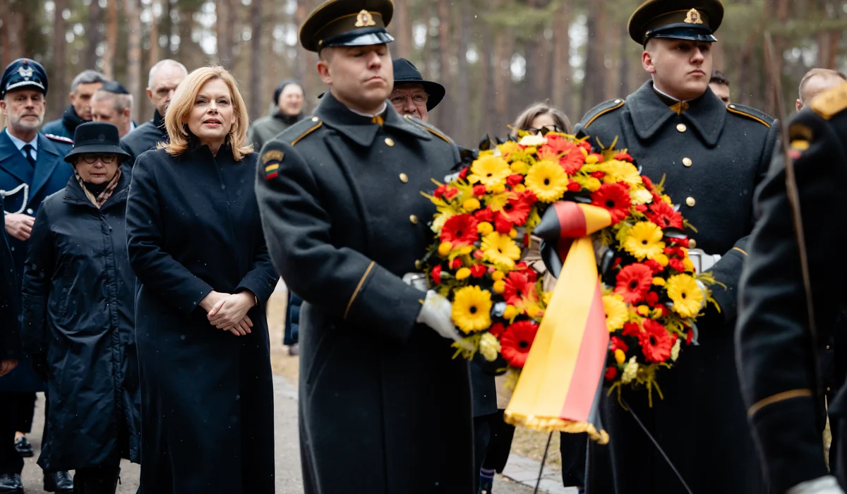 Julia Klöckner bei der Kranzniederlegung am Denkmal in Vilnius
