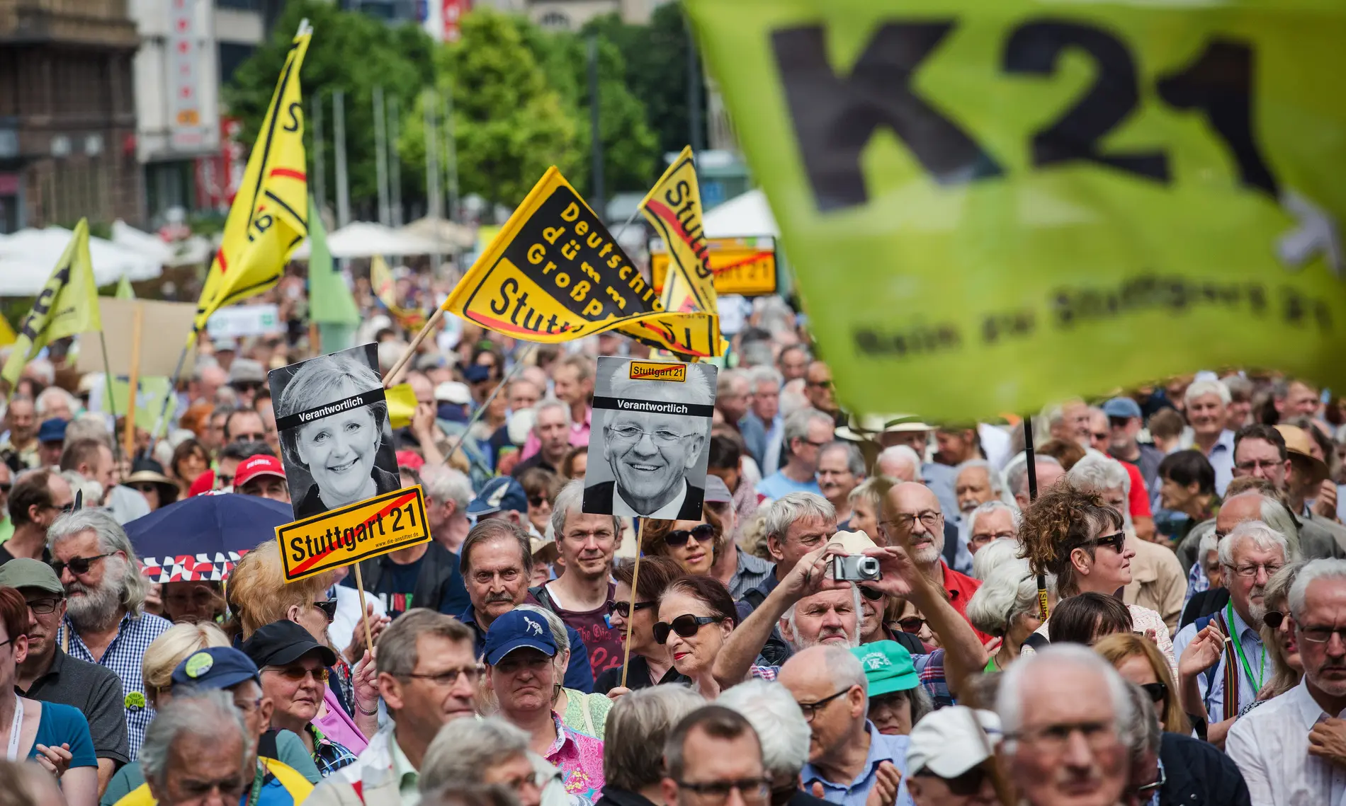 Demonstration gegen Stuttgart 21 Gegner des Bahnprojekts Stuttgart 21 demonstrieren auf dem Schlossplatz.