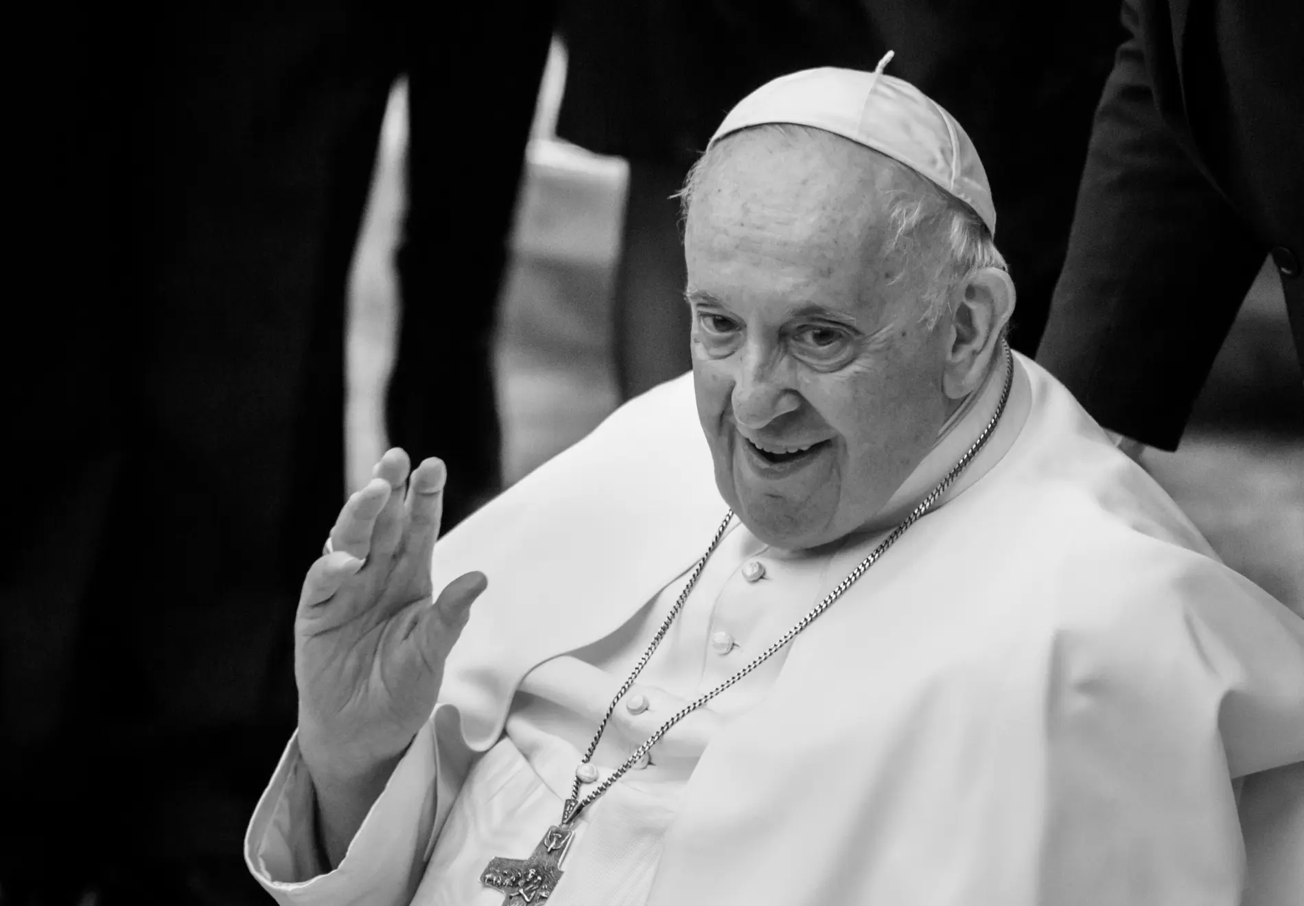 Papst Franziskus winkt während der Generalaudienz im Vatikan.