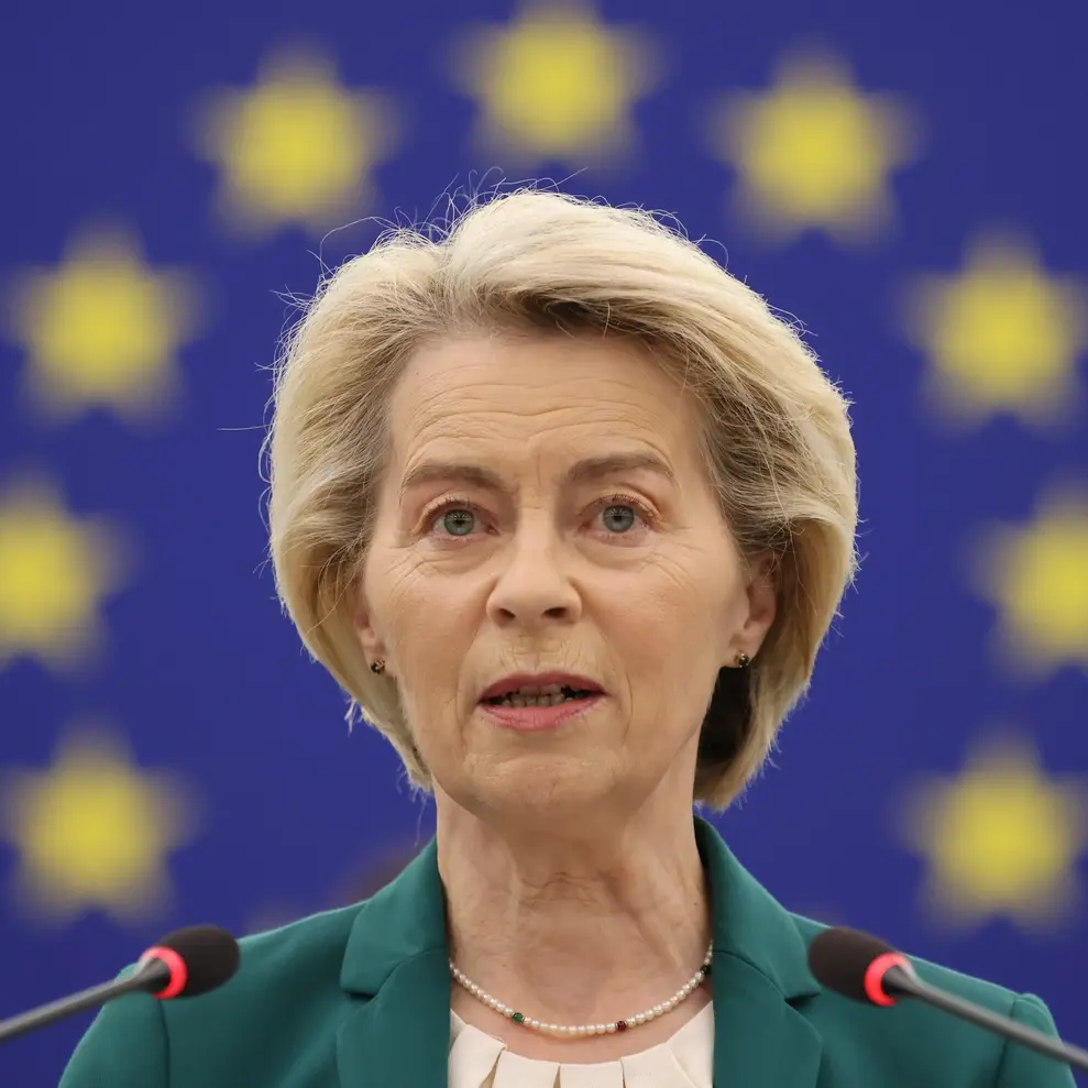 Ursula von der Leyen vor der Flagge der EU