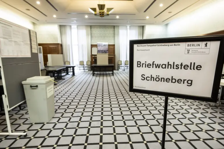 Briefwahlstelle im Rathaus Schöneberg vor der Bundestagswahl am 23. Februar 2025