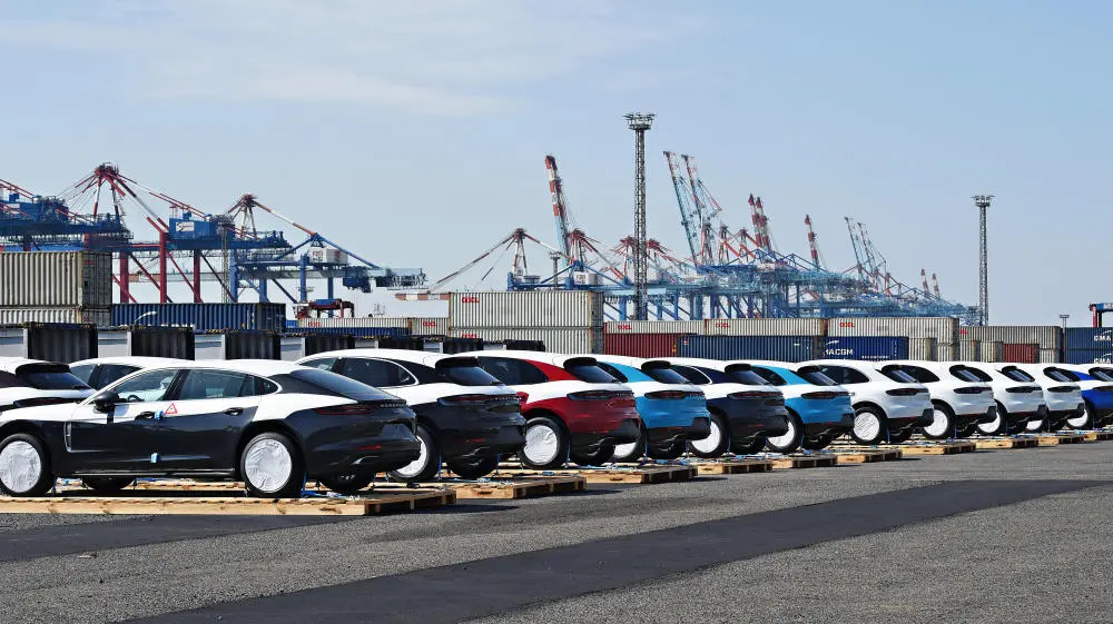 Autos warten am Hafen in Bremerhaven auf die Verladung auf ein Schiff.