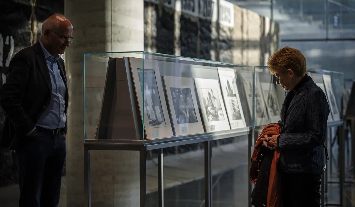 Petra Pau beim Betrachten einiger Fotografien