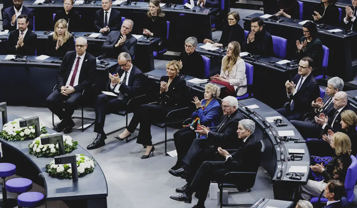 Gedenkstunde anlässlich des Tags des Gedenkens an die Opfer des Nationalsozialismus. Blick auf die Sonderstuhlreihe.