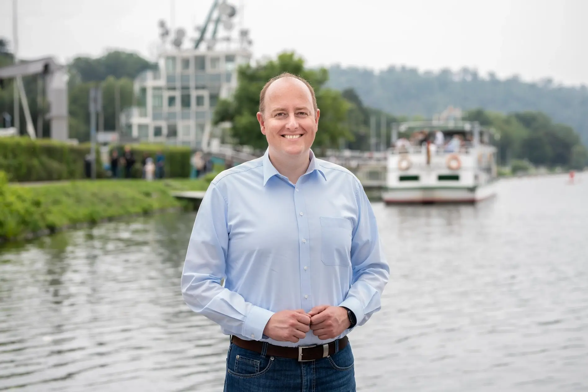 Matthias Hauer Matthias Hauer steht an einem Fluss