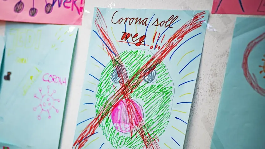 Ein von Kinderhand gemaltes Bild mit der Aufschrift "Corona soll weg"