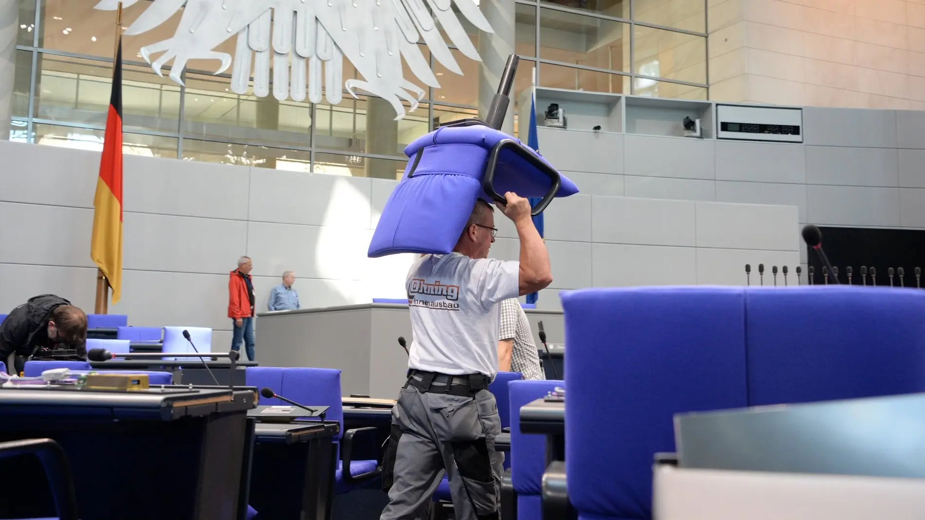 Handwerker bauen den Plenarsaal um