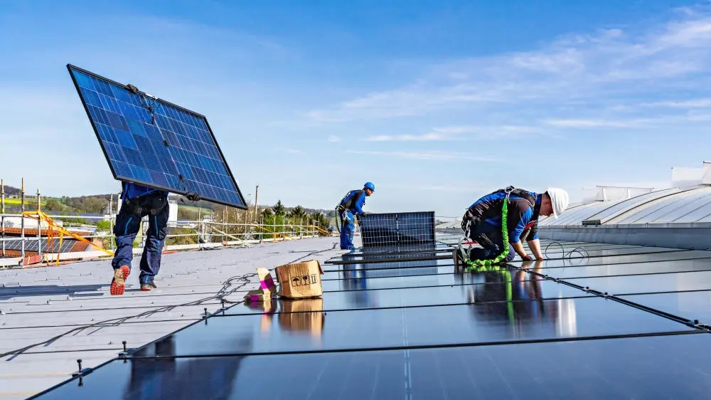 Montage von Solarmodulen auf dem Dach eines Gewerbebetriebs