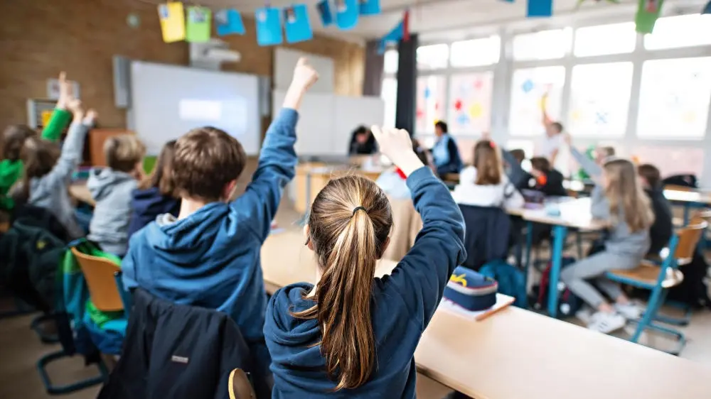 Schüler melden sich im Unterricht