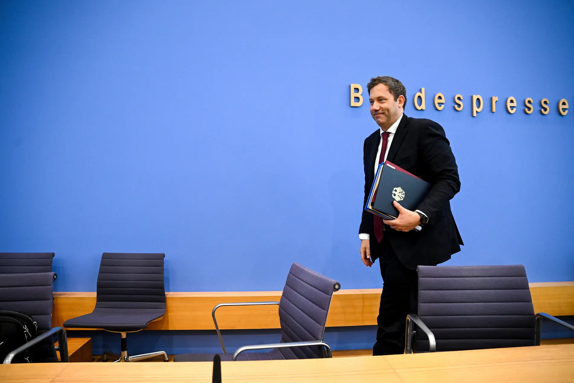 Lars Klingbeil Lars Klingbeil bei der Bundespressekonferenz mit einer Aktenmappe in der Hand