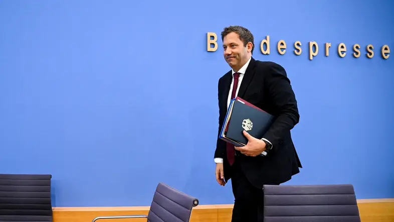 Lars Klingbeil bei der Bundespressekonferenz mit einer Aktenmappe in der Hand