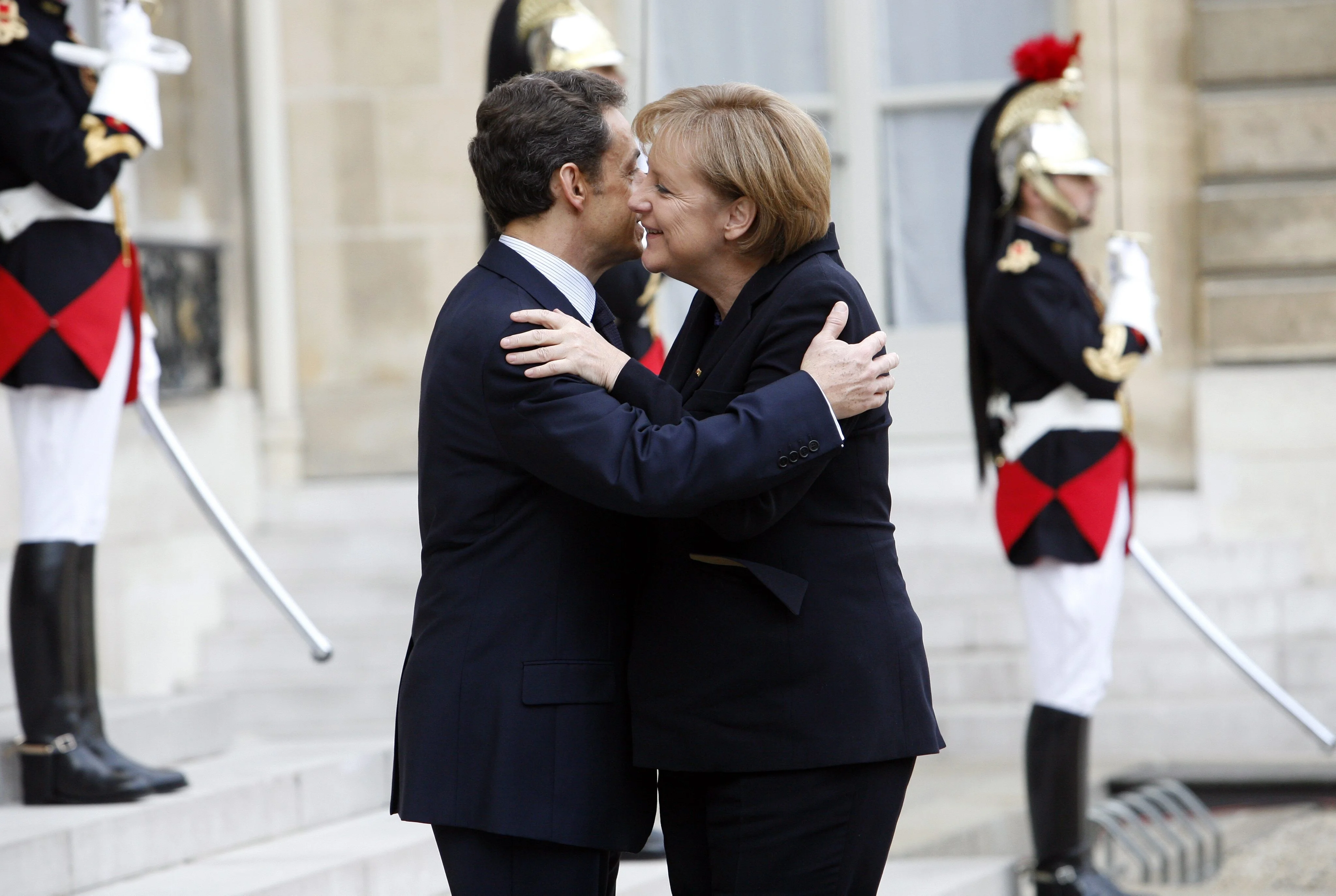 Nicolas Sarkozy und Angela Merkel bei einer Umarmung