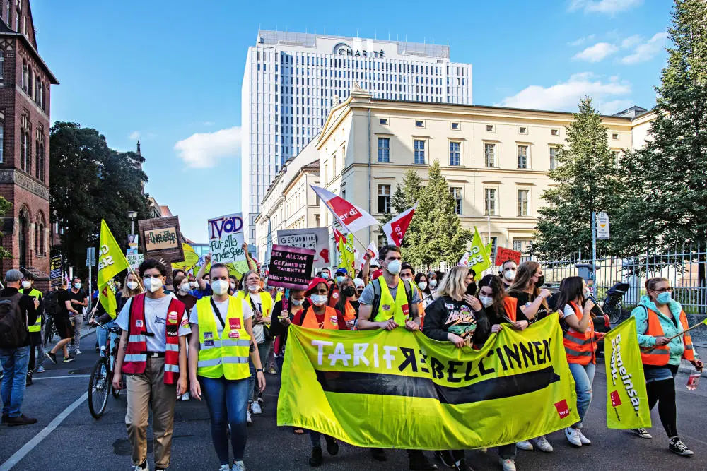 Demonstration von Beschäftigten der Berliner Charité