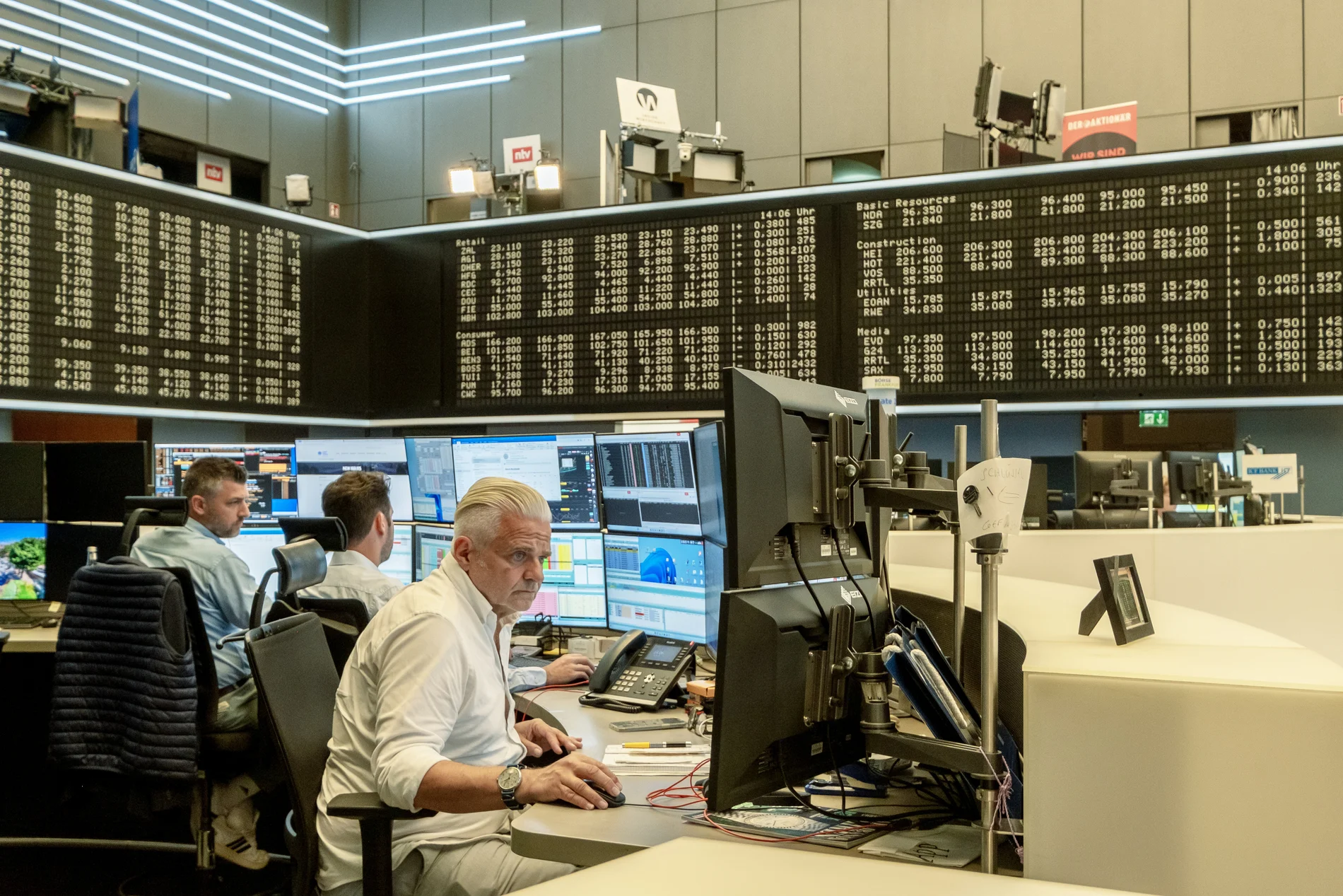 Börsenmakler im Börsensaal in Frankfurt
