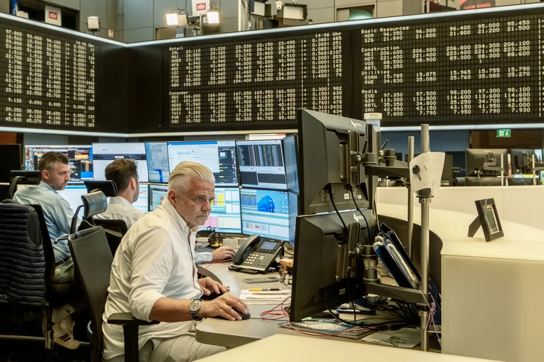 Börsenmakler im Börsensaal in Frankfurt