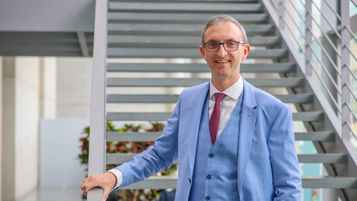 Alexander Jordan vor einer Treppe