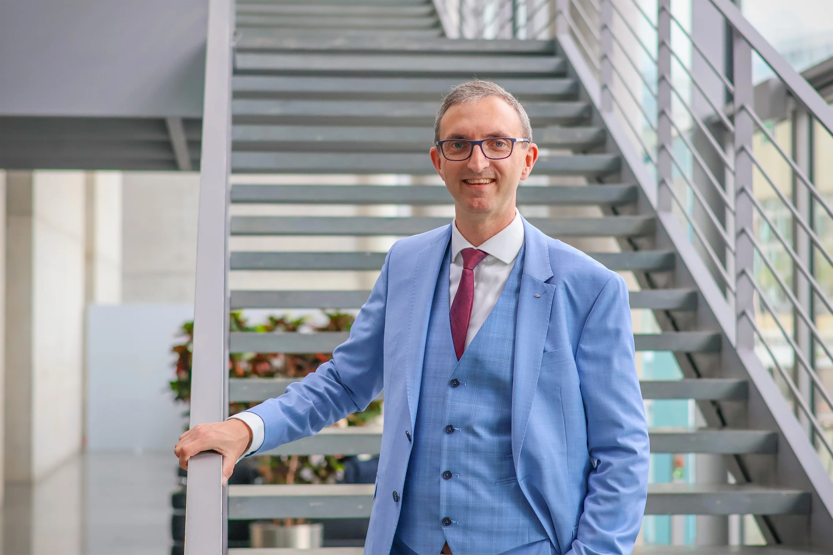 Alexander Jordan vor einer Treppe