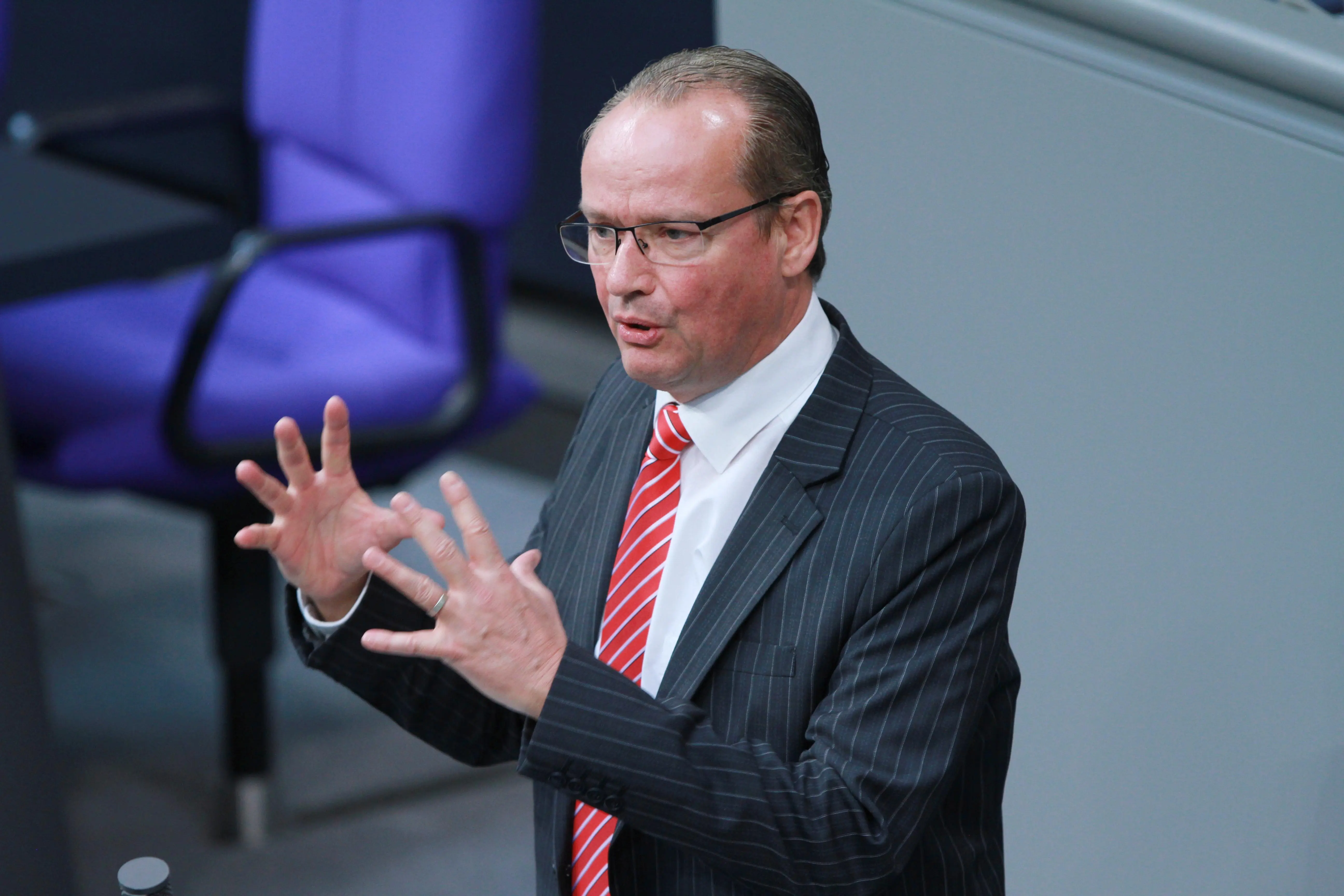 Gunther Krichbaum (CDU) Gunther Krichbaum während seiner Rede im Deutschen Bundestag mit Handgeste