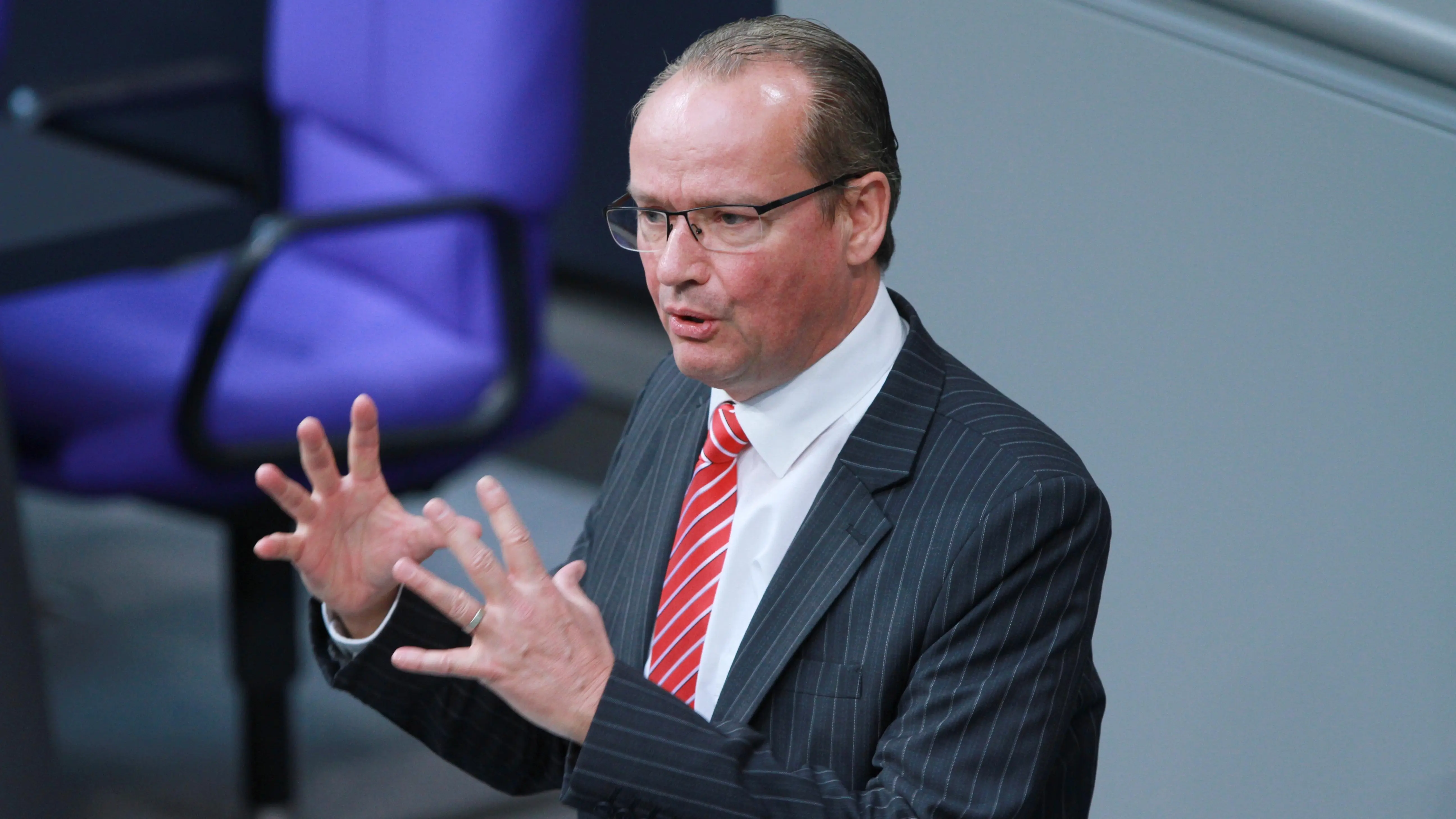 Gunther Krichbaum (CDU) Gunther Krichbaum während seiner Rede im Deutschen Bundestag mit Handgeste