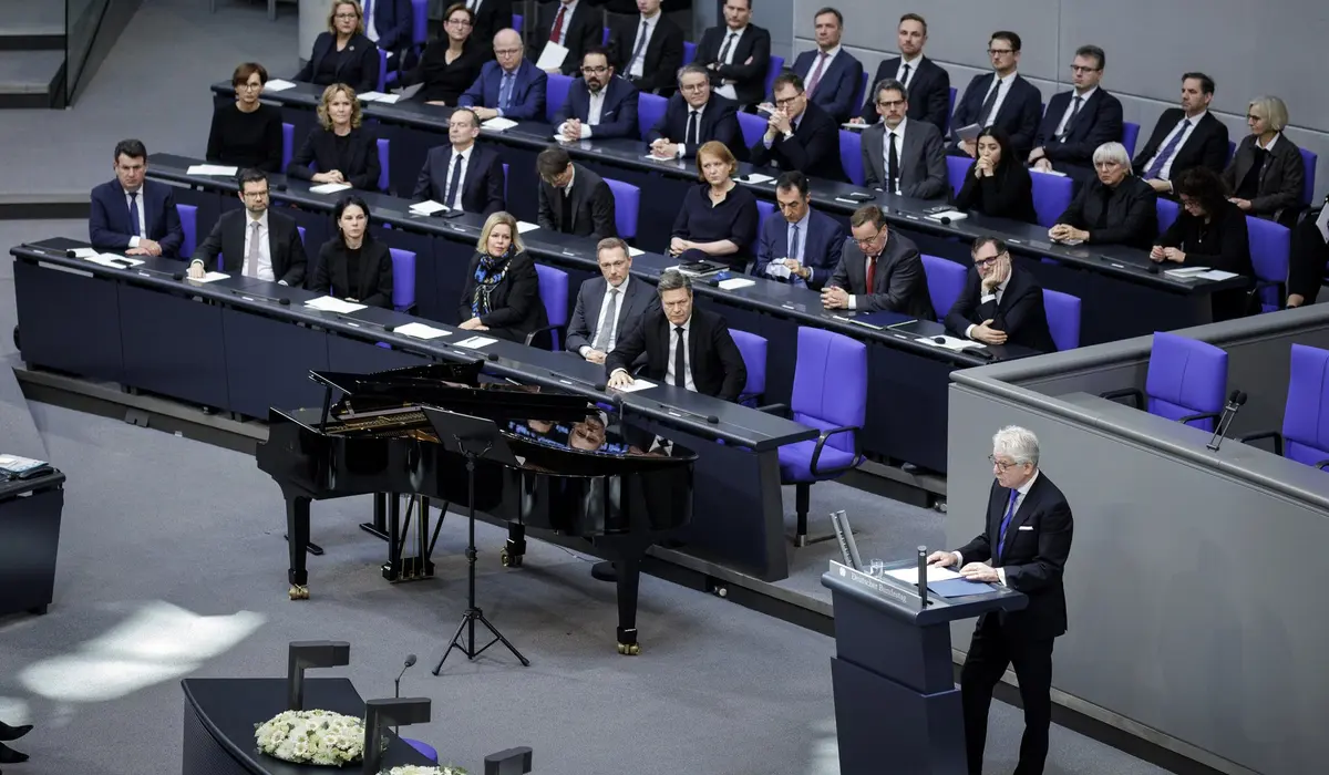 Marcel Reif am Rednerpult, dahinter die Bank der Bundesregierung