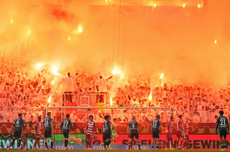 Blick auf Pyrotechnik auf den Rängen des Stadions An der Alten Försterei