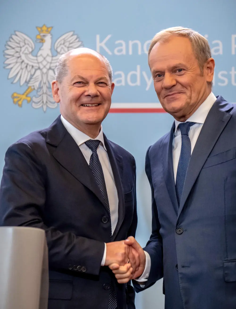 Olaf Scholz und Donald Tusk reichen sich die Hand