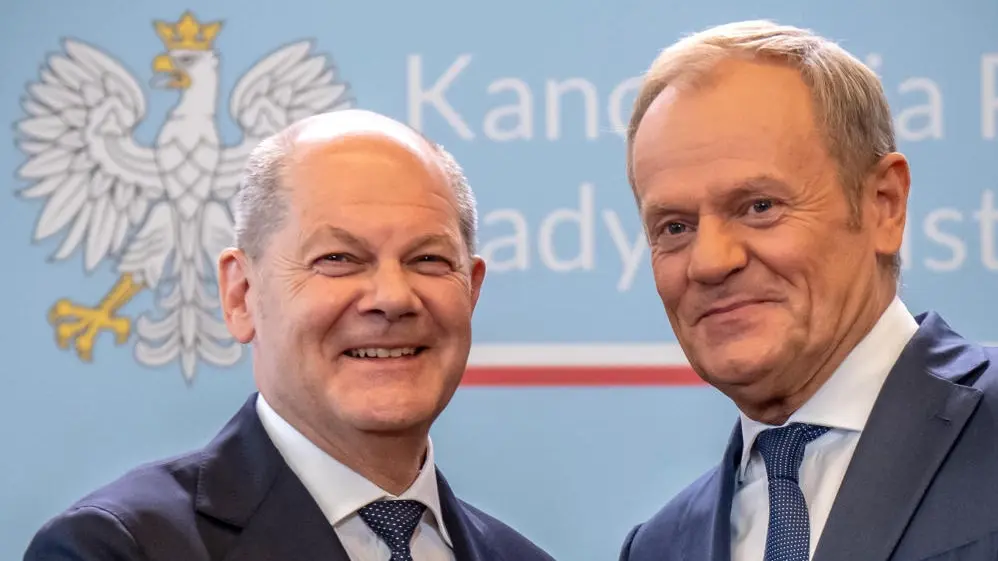 Olaf Scholz und Donald Tusk reichen sich die Hand