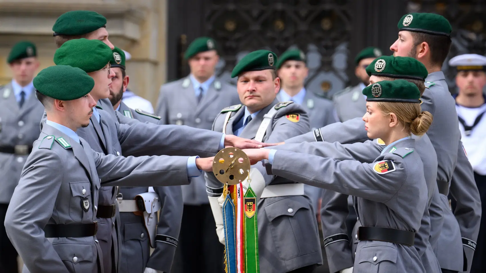 Soldaten legen den Fahneneid ab