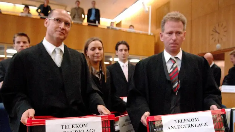2 Rechtsanwälte halten Kisten mit der Aufschrift
