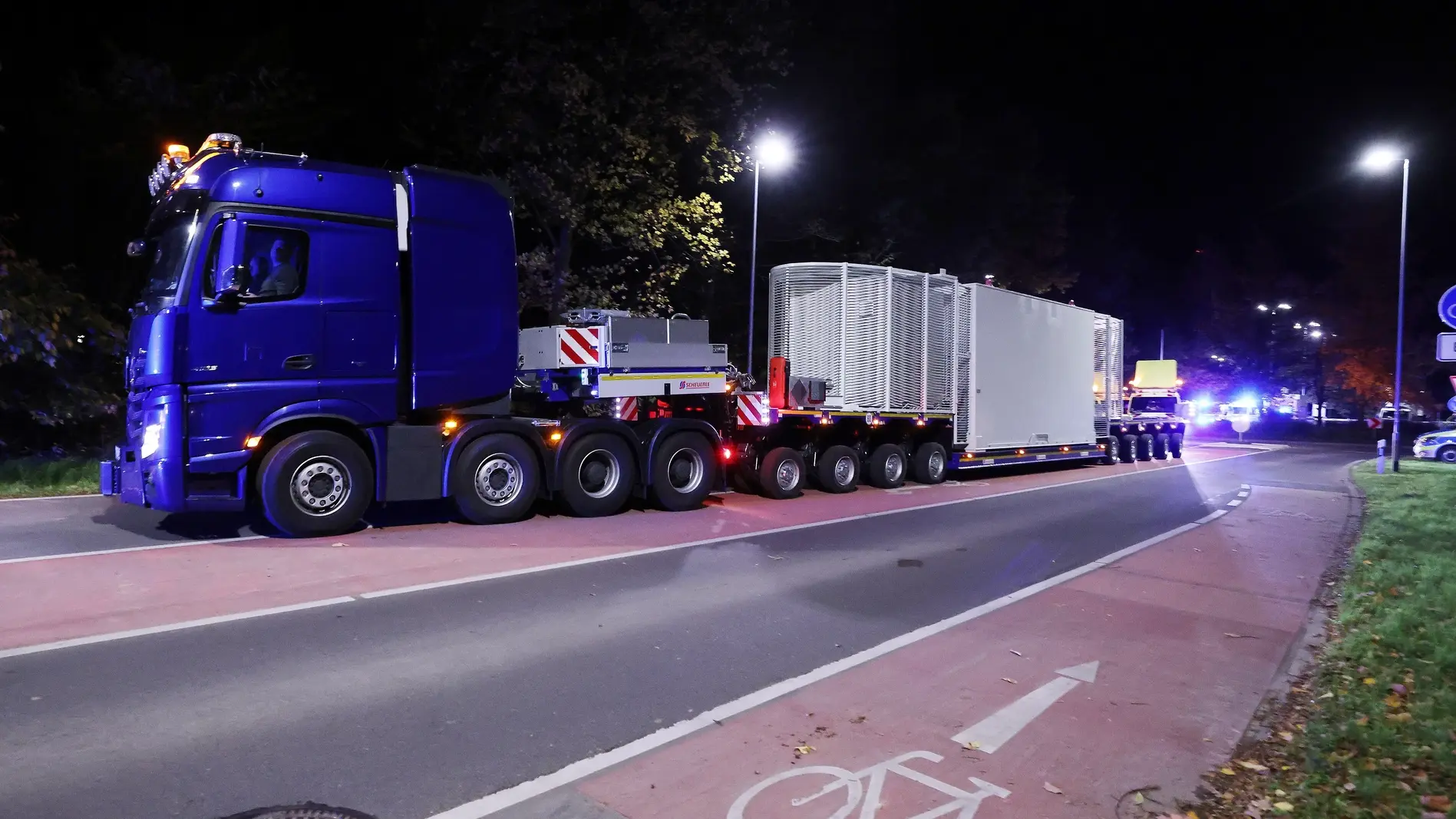Ein Castor-Transporter unter Polizeischutz auf der Straße