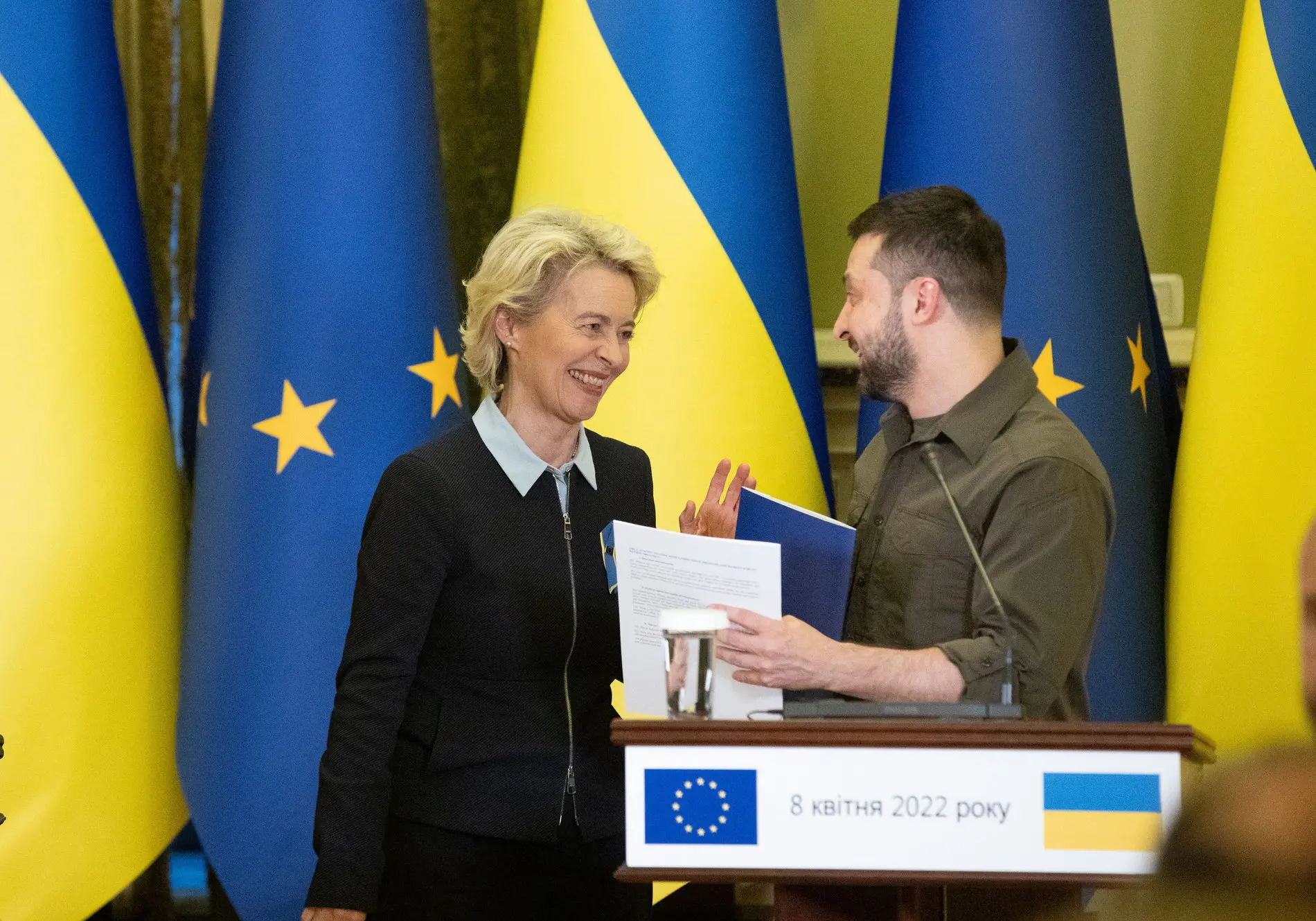 Ursula von der Leyen und Volodymyr Selenskij Ursula von der Leyen überreicht Präsident Selenskij Antragsformulare.