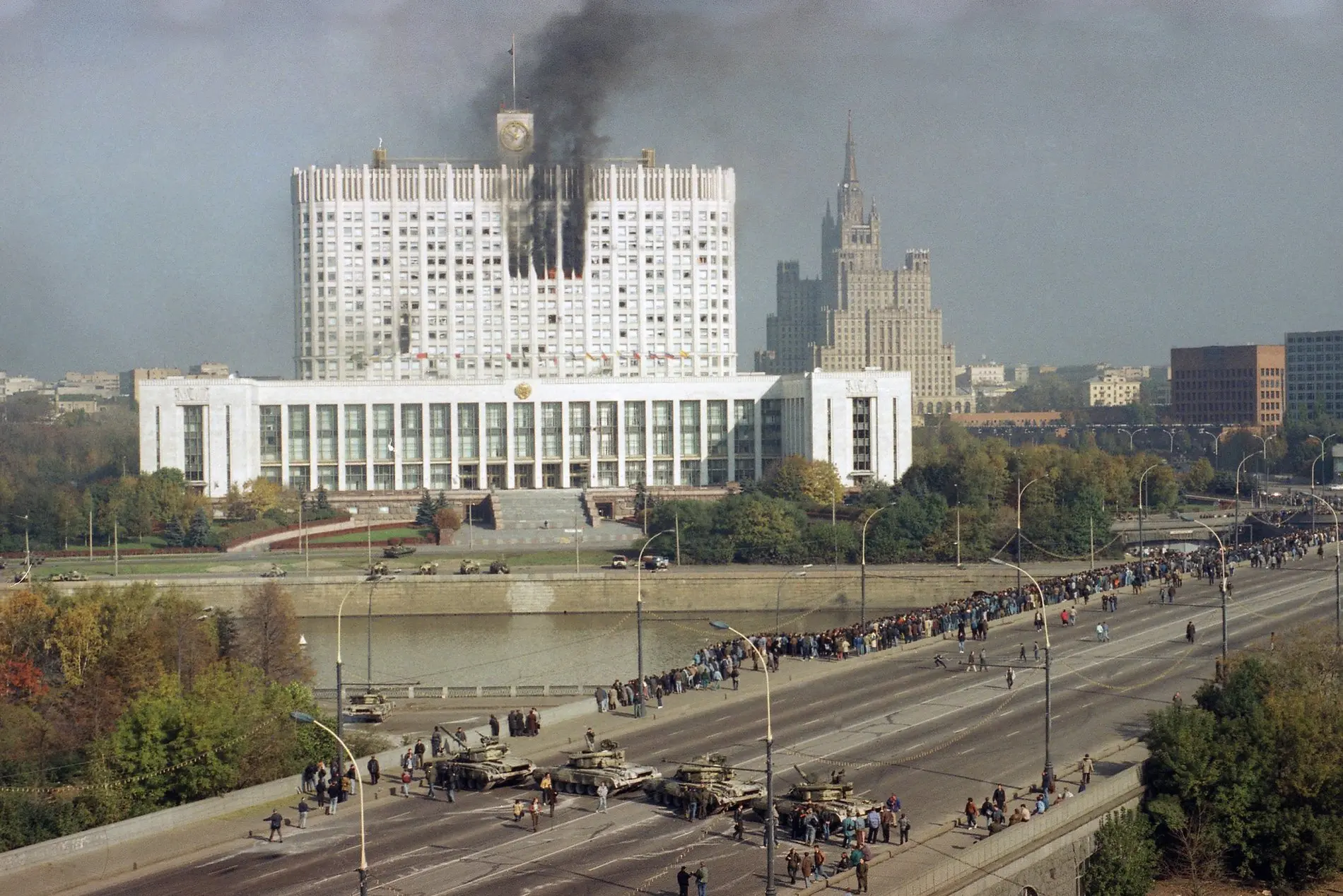 Jelzin lässt auf das Weiße Haus schießen. Das Bild zeigt das brennende Weiße Haus in Moskau im Jahr 1993.