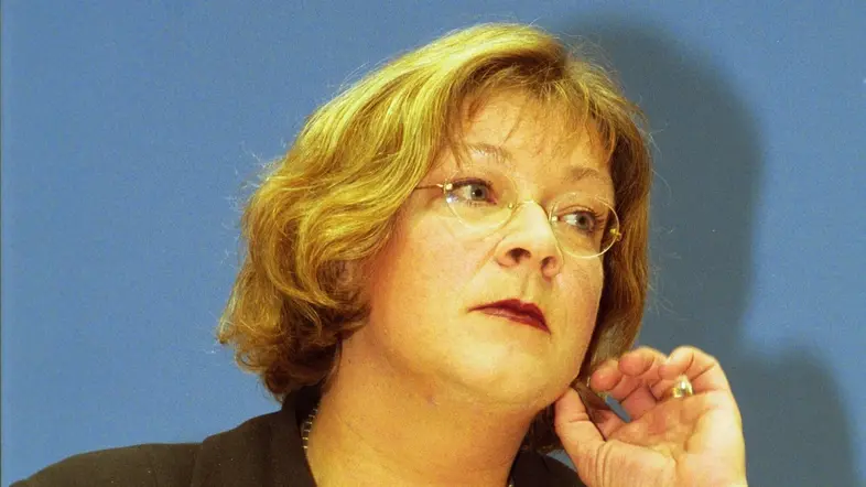 Andrea Fischer gibt ihren Rücktritt bekannt.