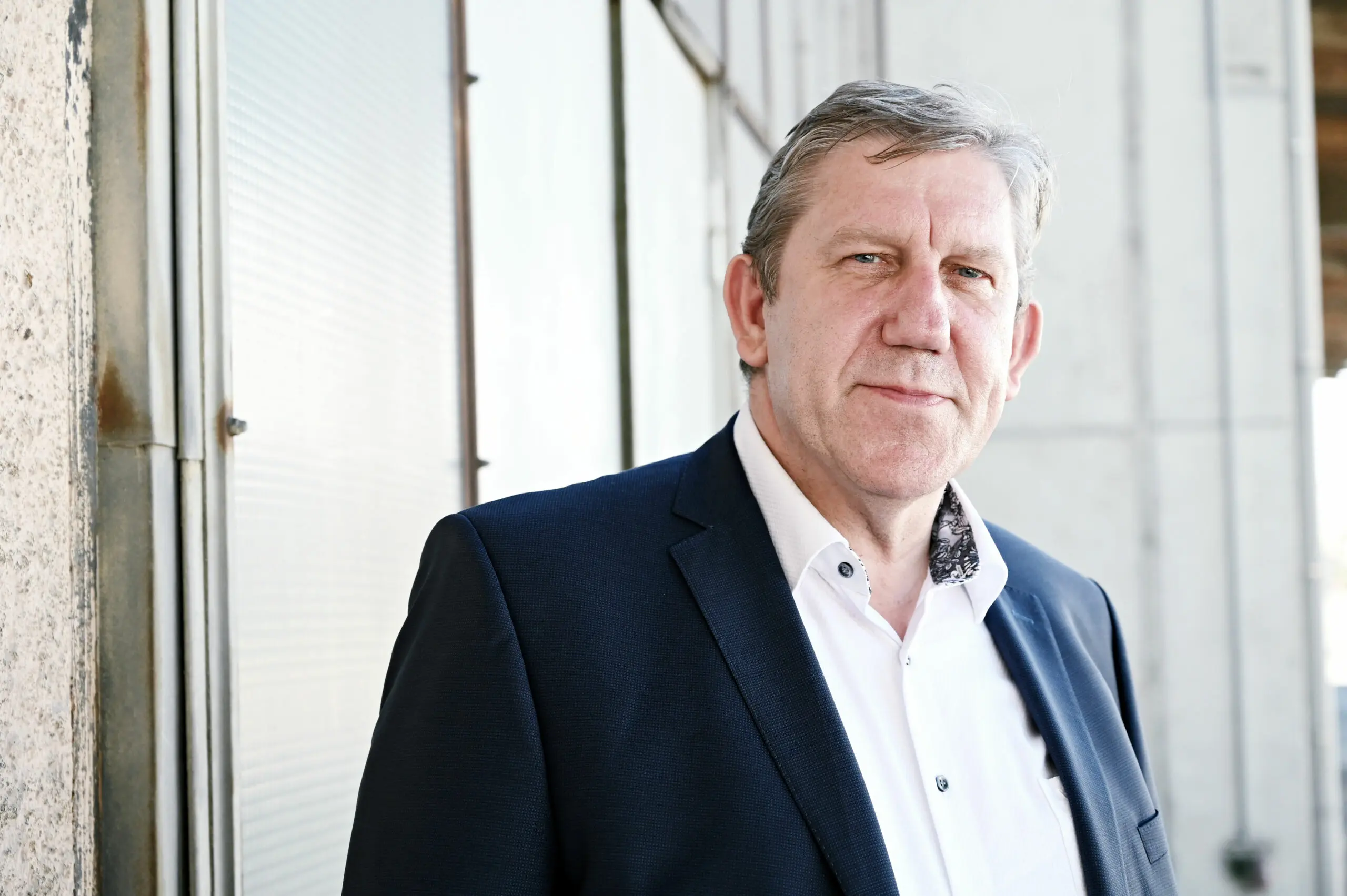 Andreas Schwarz (SPD) Porträt von Andreas Schwarz vor einer Hauswand