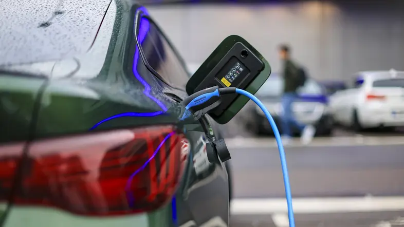 Ein Elektrofahrzeug von BMW lädt an einer Ladesäule