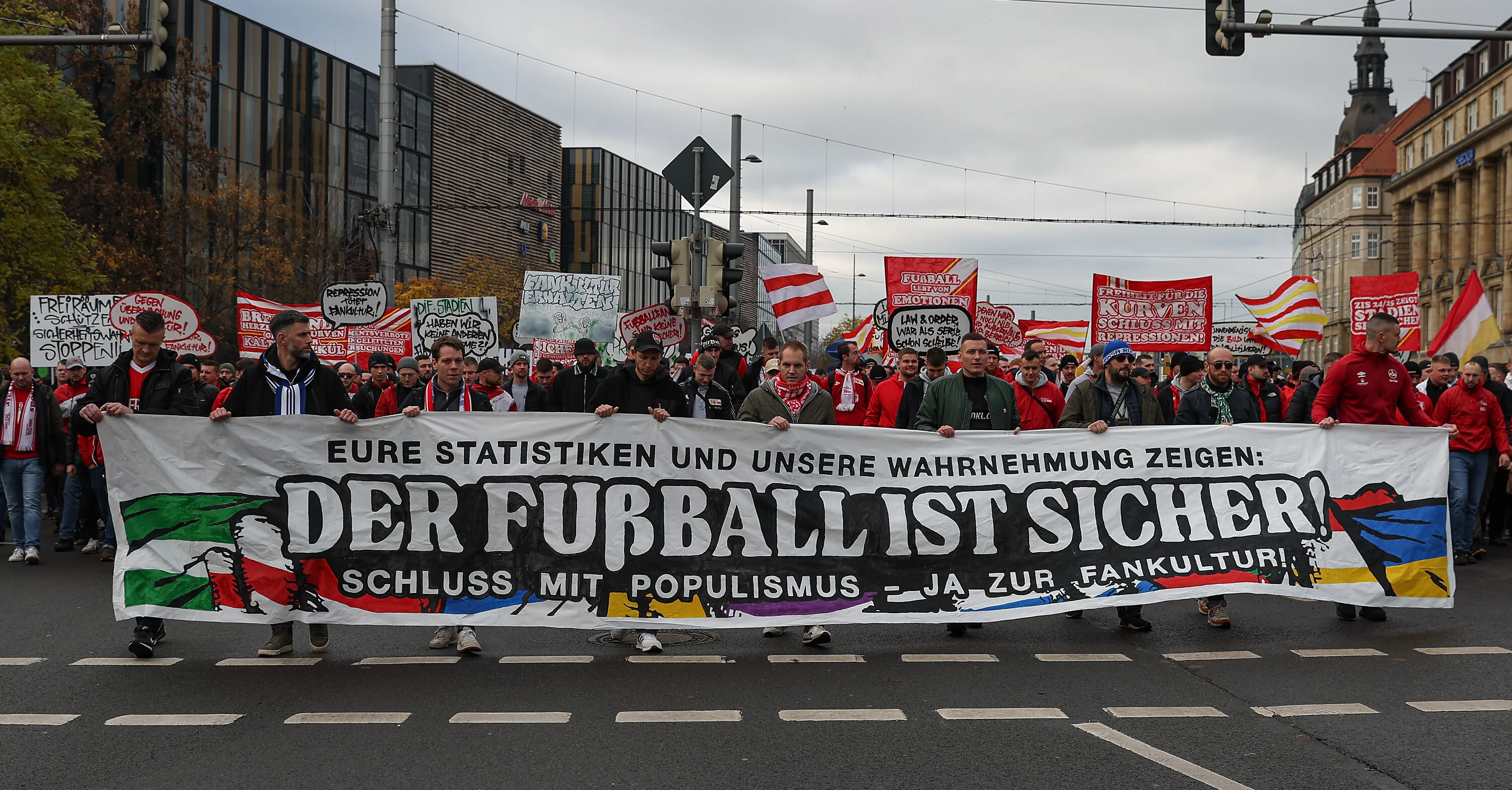 Etwa 20.000 Fußball-Anhänger zogen am 17. November 2025 unter dem Motto „Der Fußball ist sicher! Schluss mit Populismus – Ja zur Fankultur!“ durch die Leipziger Innenstadt.