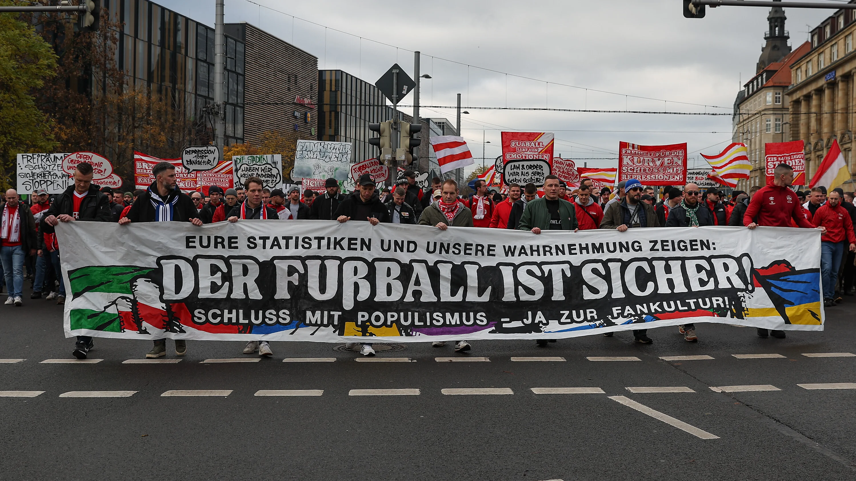 Etwa 20.000 Fußball-Anhänger zogen am 17. November 2025 unter dem Motto „Der Fußball ist sicher! Schluss mit Populismus – Ja zur Fankultur!“ durch die Leipziger Innenstadt.