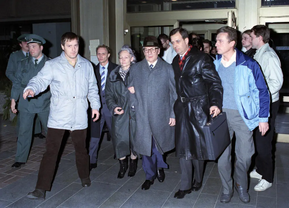 Erich Honecker wird morgens um 7 Uhr in der Charité verhaftet. Erich Honecker wird morgens um 7 Uhr in der Charité verhaftet.