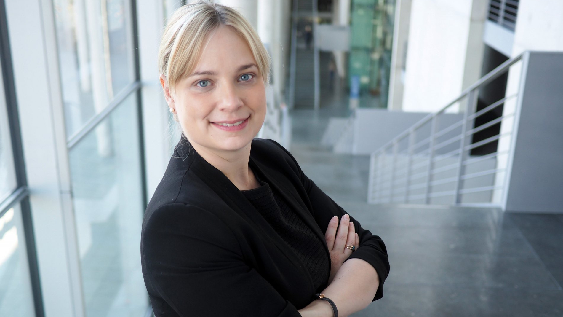 Porträt von Marja-Liisa Völlers mit verschränkten Armen und leicht lächelnd