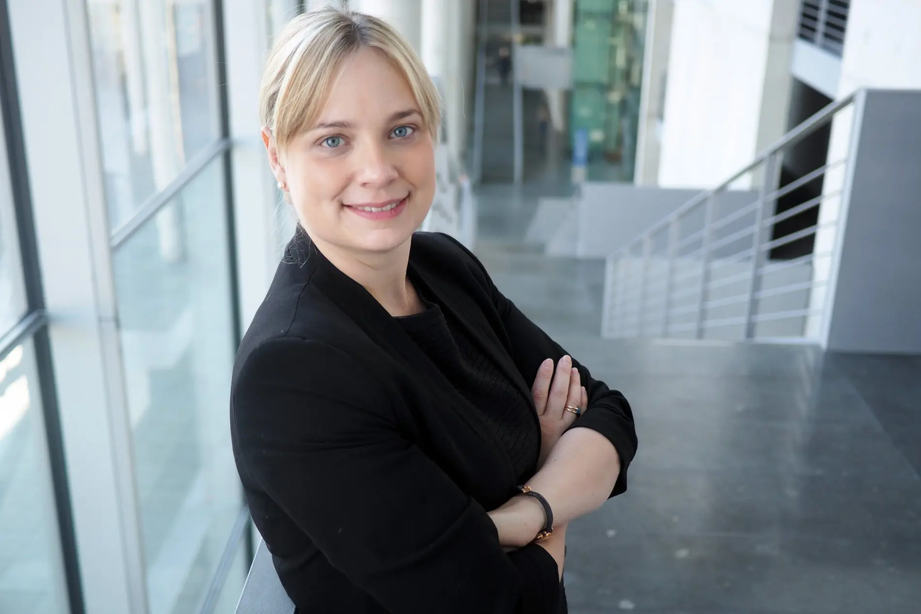 Porträt von Marja-Liisa Völlers Porträt von Marja-Liisa Völlers mit verschränkten Armen und leicht lächelnd