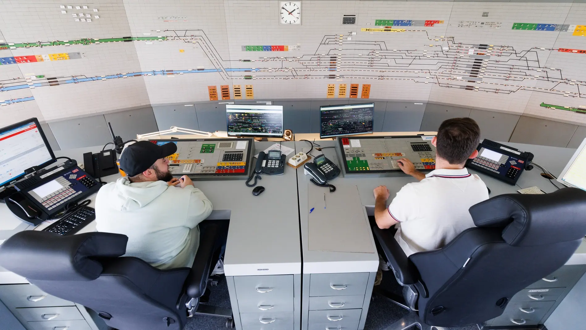 Bei der Arbeit im Stellwerk Frankfurt-Höchst Fahrdienstleiter Andrea Comandatore und der Leiter des Betriebsbezirks Jonathan Noll bei der Arbeit im Stellwerk Frankfurt-Höchst.