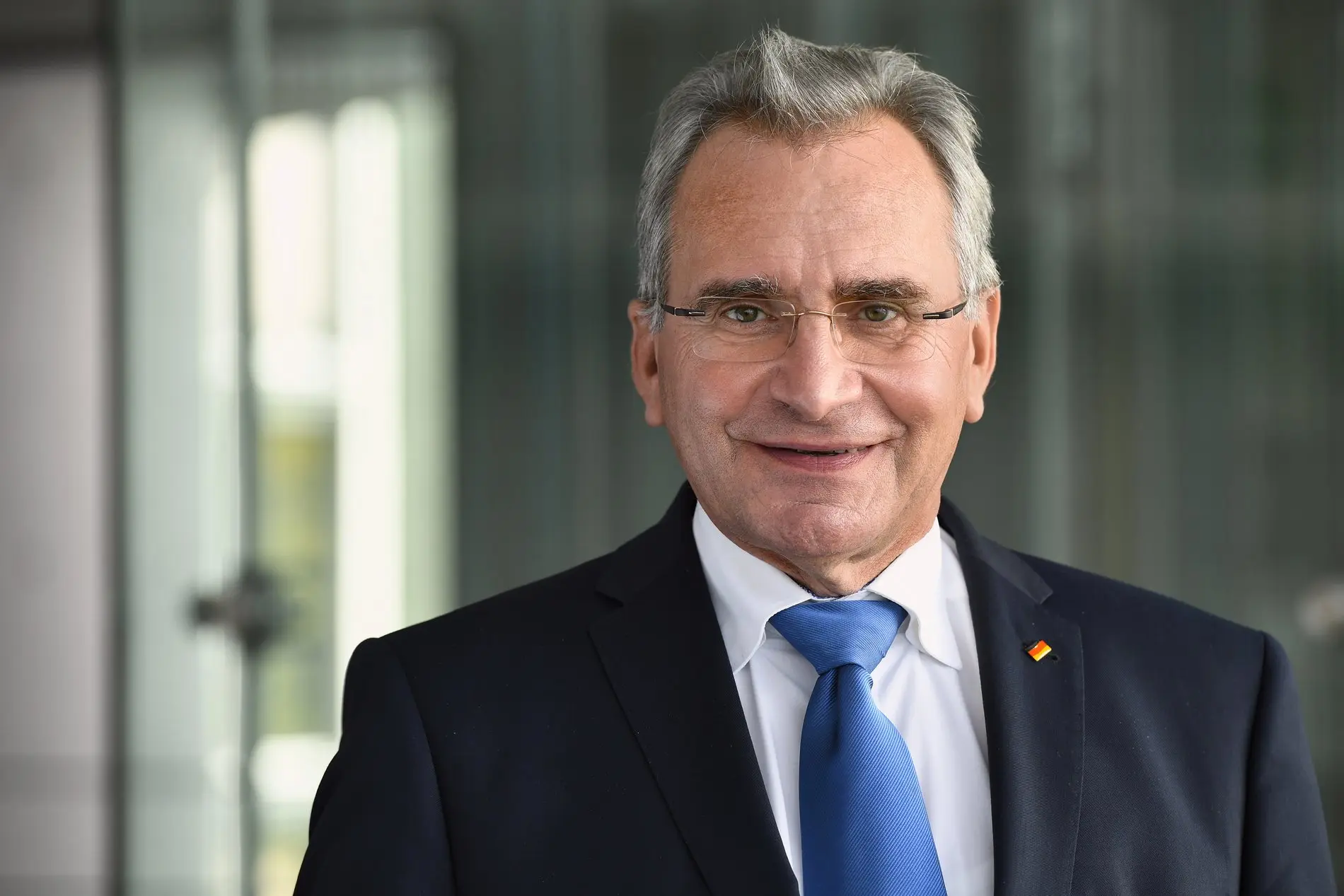 Paul Lehrieder Porträt von Paul Lehrieder im Anzug mit Krawatte.