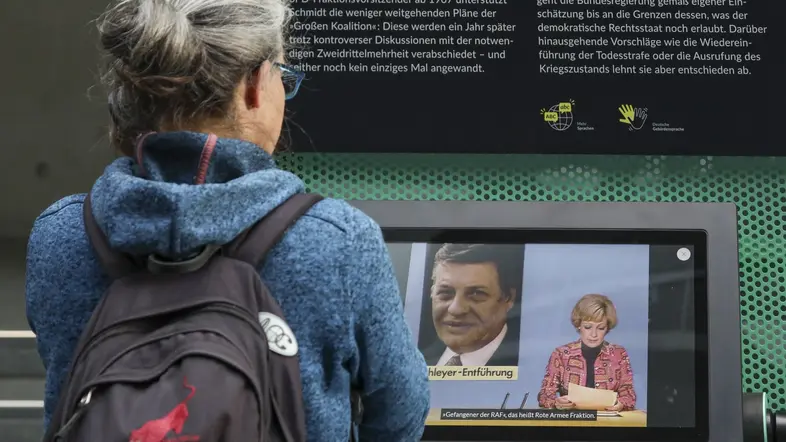 Besucher in in der Ausstellung „#Challenging Democracy" im Paul-Löbe-Haus. 