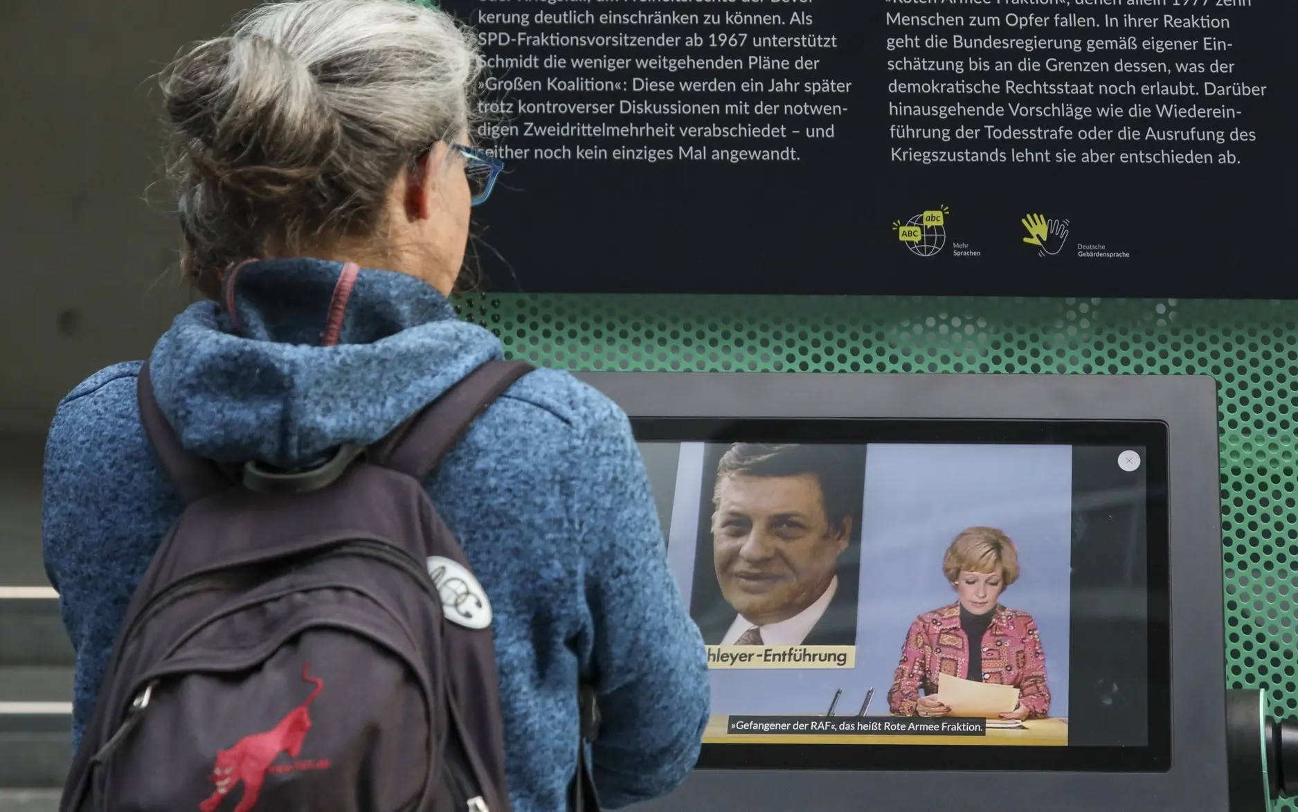 Besucher in in der Ausstellung „#Challenging Democracy" im Paul-Löbe-Haus. 