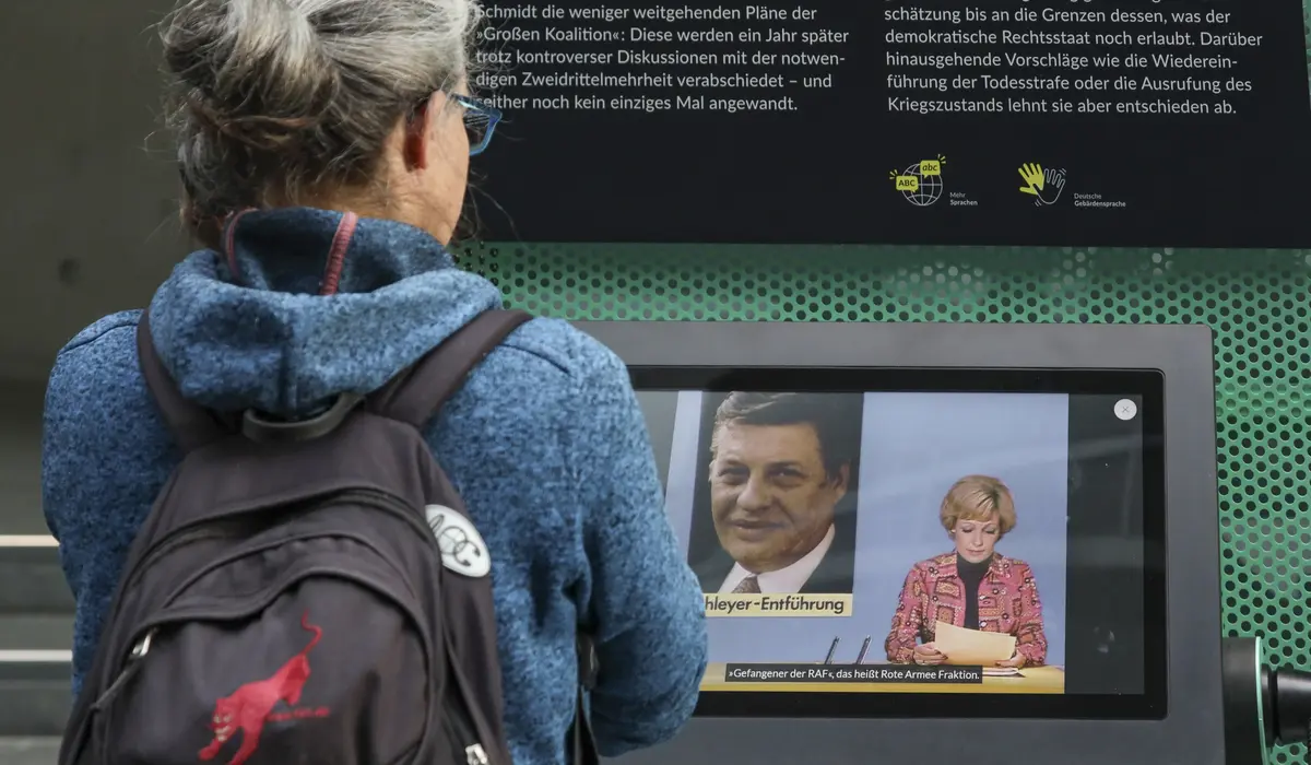 Besucher in in der Ausstellung „#Challenging Democracy" im Paul-Löbe-Haus. 